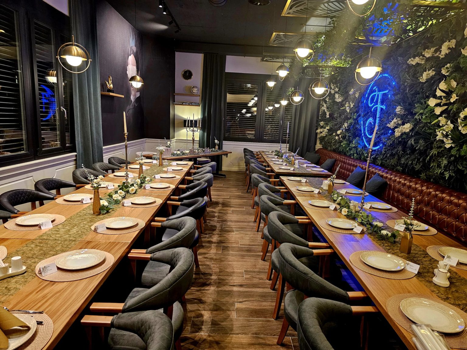 Festlich gedeckter Restaurantbereich