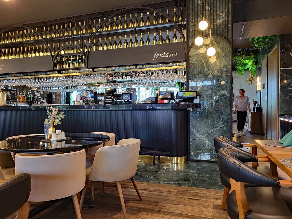 Eleganter Restaurantbereich als Website-Beispiel