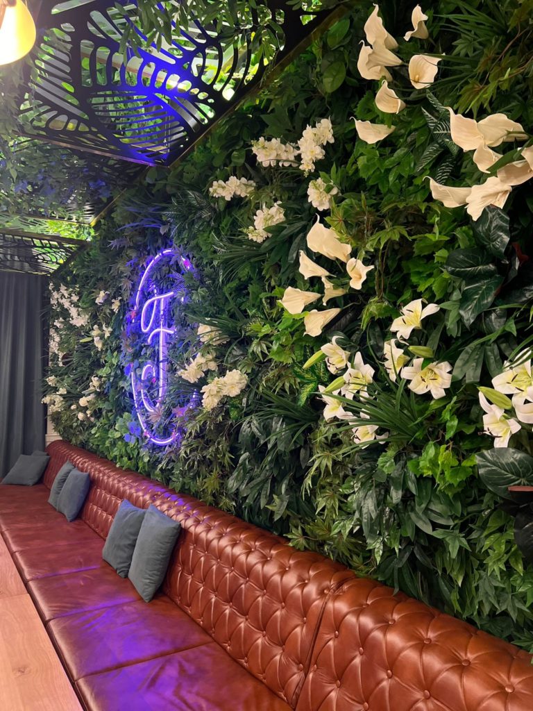 Begrünte Lounge mit Sitzbank
